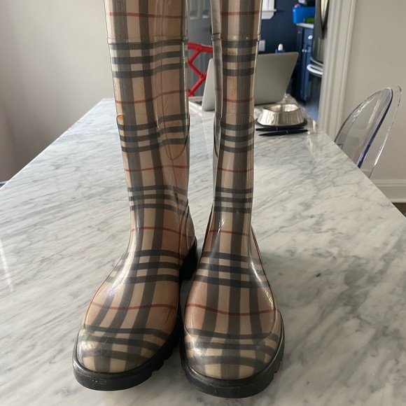 Burberry rain boots - Picture 2 of 3